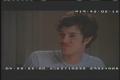 Adam Brody sa smeje