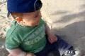 Giginek is laughting - smeje se na pisku on the sand