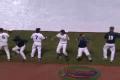 Baseballisti sa nudia počas 5hodinového prerušenia kvôli dažďu.