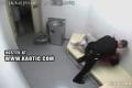 Dva policajti mlátí ženskou